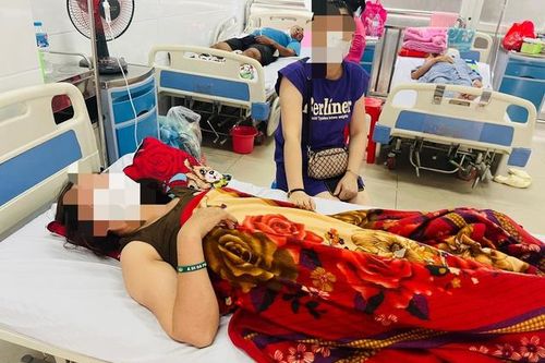 Đang sửa thang máy vận chuyển thức ăn, chủ nhà bất cẩn bị kẹt đầu dẫn đến hôn mê, suy hô hấp