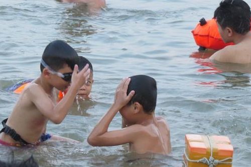 Nắng nóng, bất chấp nguy hiểm nhiều người vẫn xuống sông Lam 'giải nhiệt'