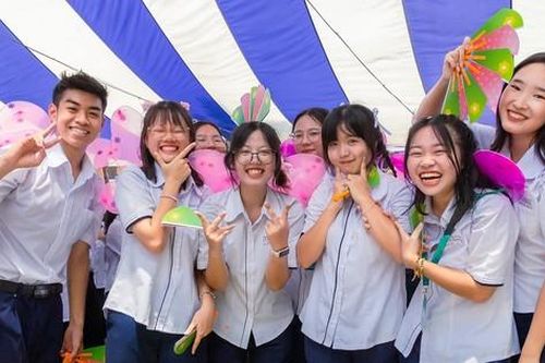 'Nhất quỷ nhì ma' 2K5 THPT chuyên Lê Hồng Phong xúc động tạm biệt 1000 ngày thanh xuân