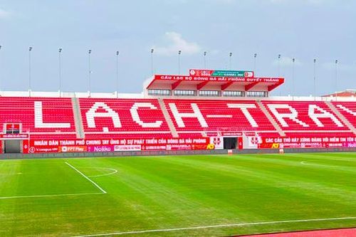 HLV Troussier ra mắt đội tuyển trên sân Lạch Tray