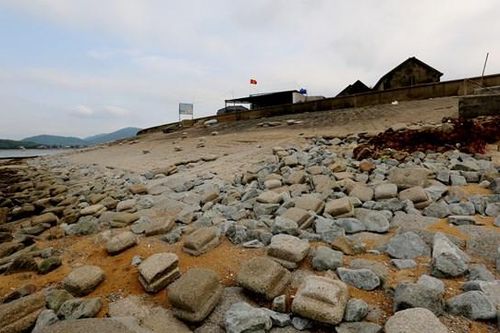 Hà Tĩnh: Hàng trăm mét kè biển bị sạt lở, người dân lo lắng