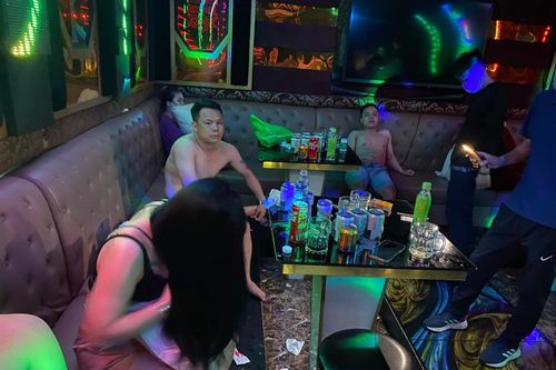 Bắt quả tang nhóm thanh niên thuê phòng karaoke để mở 'tiệc ma túy'
