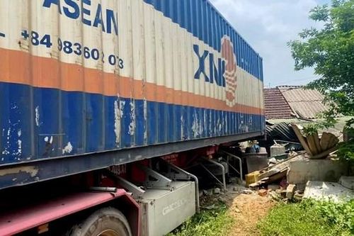 Xe container mất lái lao thẳng vào nhà dân, 1 người bị thương