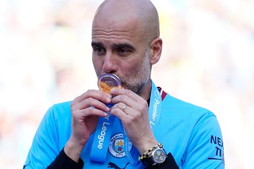 Đồng hồ của Pep Guardiola gây chú ý khi Man City nâng cúp vô địch
