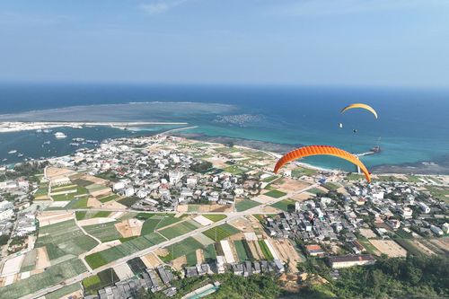 Bay dù lượn mạo hiểm, tốn kém nhưng hút khách