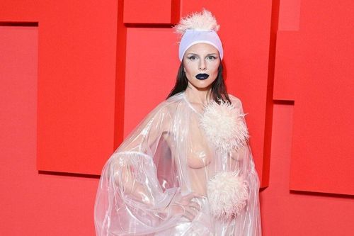 Váy nhựa xuyên thấu như rèm phòng tắm của Julia Fox