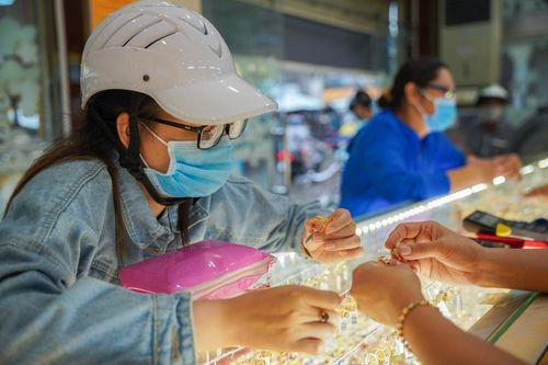 PNJ lãi thêm trăm tỷ đồng trong tháng 4