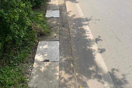 Hơn 200 nắp cống ở xa lộ Hà Nội bị phá lấy cốt thép