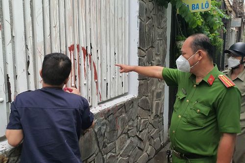 Cảnh sát buộc nam thanh niên đòi nợ chùi vết sơn ở TP Thủ Đức