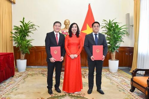 Bổ nhiệm, trao quân hàm sĩ quan tại 4 bộ, địa phương
