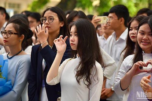 Khoảnh khắc cảm xúc khi chia tay tuổi học trò
