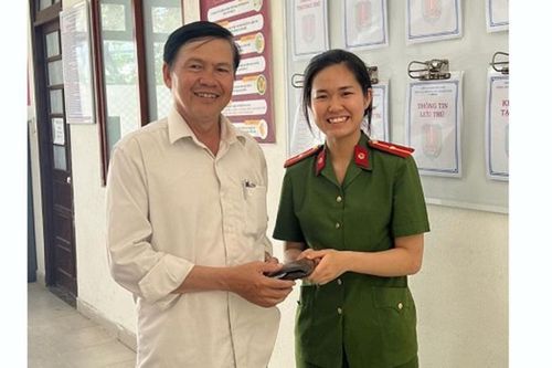 Cán bộ Công an nhặt được của rơi trả lại người bị mất
