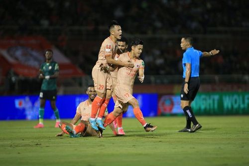Nhìn lại vòng 8 - V.League 2023: Ấn tượng màu áo lính