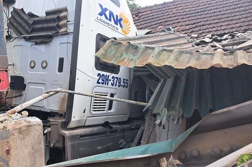 Xe container đâm vào nhà dân ở Hà Tĩnh