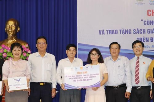 Tặng 800 cuốn sách giáo dục giới tính cho 16 trường học ở huyện Hóc Môn