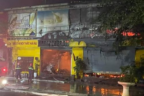 Cháy chợ tự phát ở Vĩnh Phúc, nhiều ki ốt và ô tô bị thiêu rụi