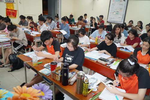 Trò nội trú 'cày đêm' tránh nóng