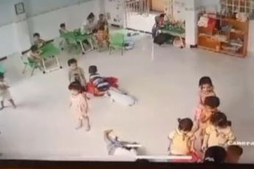 Tạm đình chỉ công tác giáo viên tát bé trai 31 cái trong bữa ăn