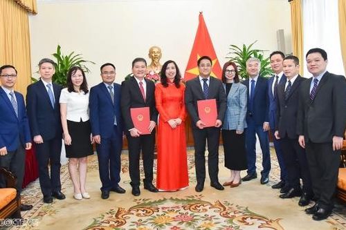 Thứ trưởng Ngoại giao Lê Thị Thu Hằng trao quyết định tiếp nhận, bổ nhiệm lại cán bộ lãnh đạo cấp Vụ