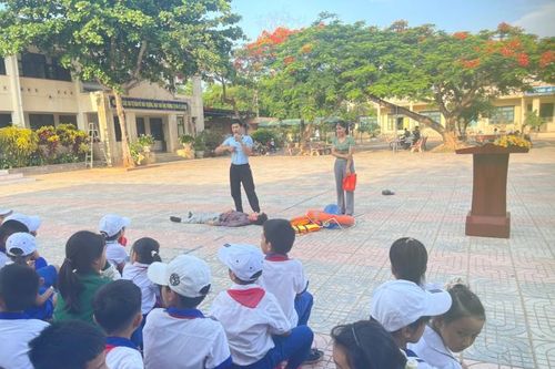 Tuyên truyền phòng, chống ma túy trong học đường và phòng, chống đuối nước cho các em học sinh