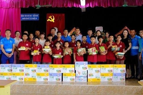 Người làm báo Nghệ An trao quà đến các em nhỏ khuyết tật