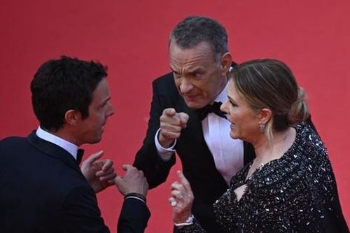 Vợ chồng Tom Hanks mắng mỏ nhân viên trên thảm đỏ Cannes