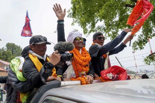 Nhà leo núi cụt hai chi chinh phục đỉnh Everest