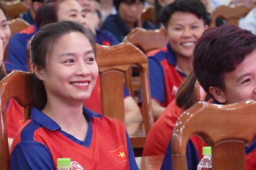 Tuyển nữ nhận 5,6 tỷ sau kỳ tích ở SEA Games, Hoàng Thị Loan, Huỳnh Như rạng rỡ
