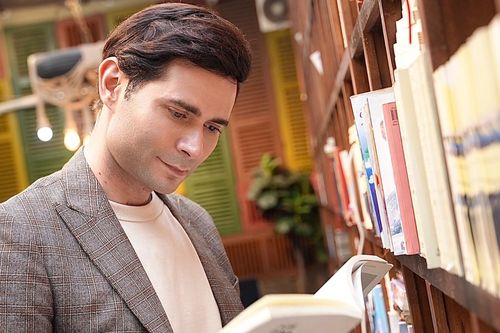 Tuyệt chiêu giúp con đọc 25 cuốn sách/tháng của Charlie Win 'Đừng nói khi yêu'