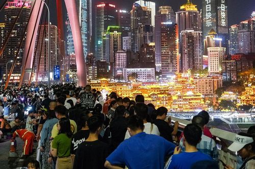Du lịch giá rẻ 'lên ngôi' ở Trung Quốc, khách ngủ nhà vệ sinh để tiết kiệm tiền