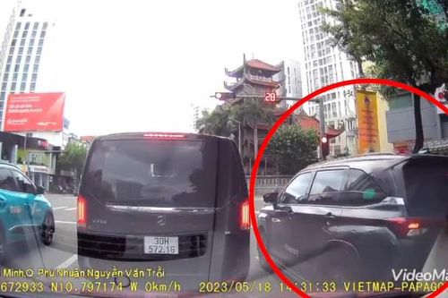 Tài xế ô tô liên tục ép làn kiểu 'quyết ăn thua' trên đường phố Sài Gòn
