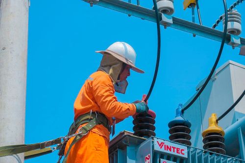 Ứng phó thiếu điện, cắt luân phiên: Tăng mua điện từ Trung Quốc, Lào