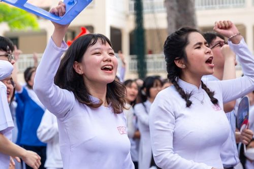 Nữ sinh lớp 12 ở TP.HCM bịn rịn ngày từ giã tuổi học trò