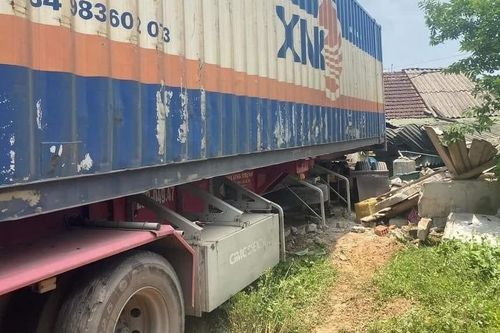 Xe container bất ngờ lao vào nhà dân, tông gãy chân một phụ nữ