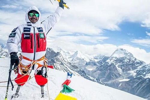 Hành trình chạm đến đỉnh Everest, làm nên lịch sử của người đàn ông cụt 2 chân