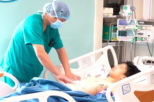 Cậu bé Nam Định tăng huyết áp liên tục vì mắc bệnh hiếm gặp trên thế giới