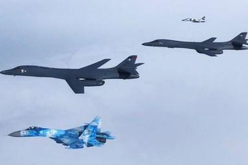 Su-27 Nga hộ tống 2 máy bay ném bom chiến lược Mỹ trên biển Baltic