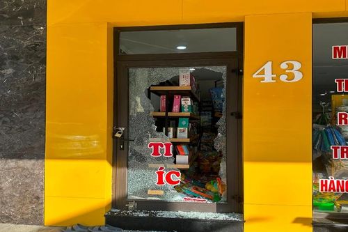 Truy xét nhóm đối tượng đập cửa kính siêu thị, trộm cắp tài sản