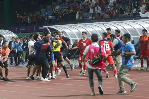 Lộ diện trọng tài bắt chính trận chung kết Champions League 2022/23; 5 thành viên U22 Thái Lan nhận án kỷ luật vì ẩu đả ở chung kết SEA Games 32