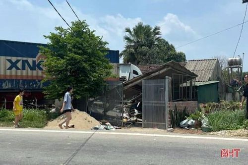 Container mất lái, đâm sập nhà dân ở Hương Khê