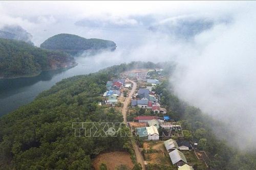 Từ xóm 'chạy lũ' trở thành điểm dừng chân hấp dẫn khi đến hồ Hòa Bình