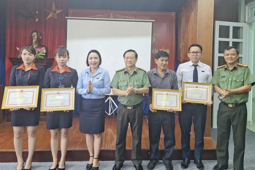 Trao giấy khen tặng khách hàng, nhân viên ngân hàng dũng cảm bắt cướp