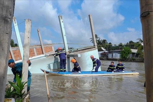 Sạt lở nhấn chìm hai căn nhà xuống sông Ô Môn