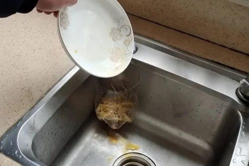 Cắt đôi chai nhựa rồi đặt vào bồn rửa bát: Lợi ích tuyệt vời, ai cũng muốn học theo