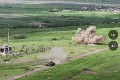 Xe tăng Nga đấu pháo với chốt phòng ngự Ukraine ở Donetsk