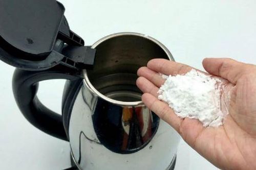 Ấm nước tích đầy cặn bẩn, cho thứ này vào đun sôi là sạch, không tốn công cọ rửa
