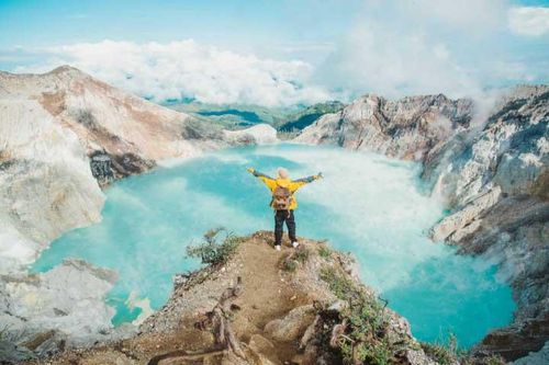 Trekking khám phá 'hồ axit lớn nhất thế giới' tại Indonesia