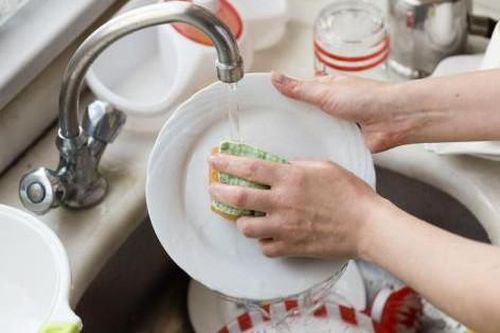 8 sai lầm bạn đang mắc phải khi rửa bát bằng tay