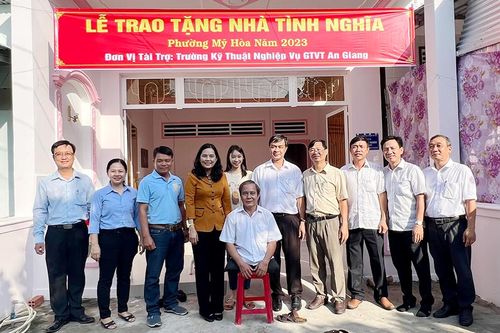 Trao nhà Tình nghĩa cho Thương binh 1/4 ở phường Mỹ Hòa