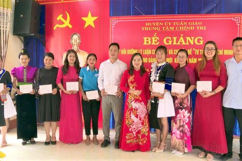 Những 'bông hồng đỏ' vùng dân tộc thiểu số (bài 2)